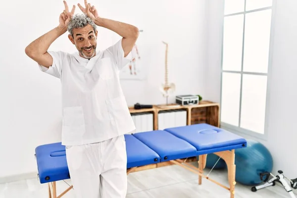 Der Hispanische Therapeut Mittleren Alters Der Einer Schmerzklinik Arbeitet Posiert — Stockfoto