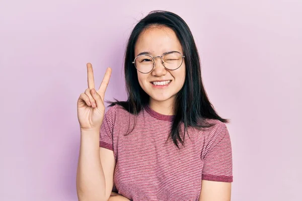Молодая Китаянка Повседневной Одежде Очках Улыбается Счастливым Лицом Подмигивая Камеру — стоковое фото