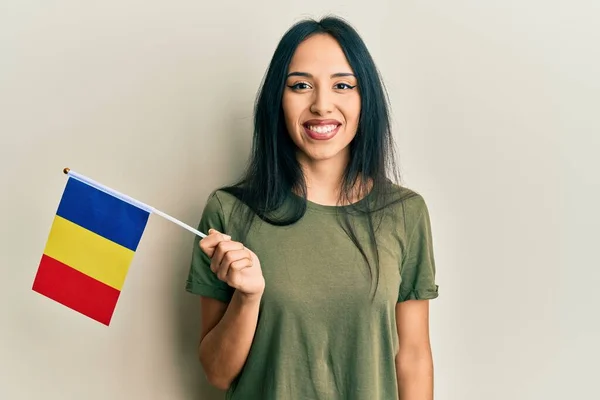 Mladá Hispánka Drží Romia Vlajku Vypadá Pozitivně Šťastně Stojící Usmívá — Stock fotografie