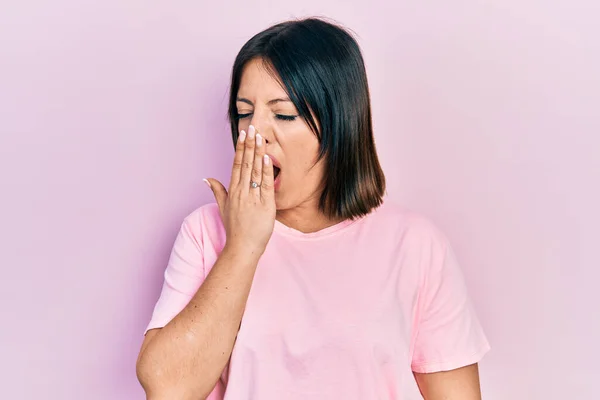 Mujer Hispana Joven Con Camiseta Rosa Casual Aburrida Bostezando Cansada — Foto de Stock