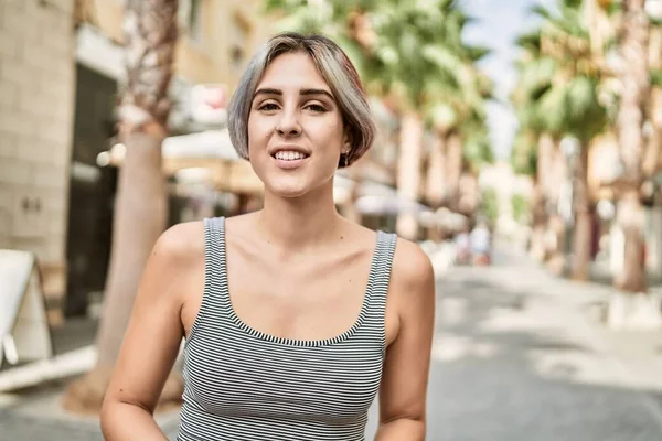 Joven Chica Caucásica Sonriendo Feliz Pie Ciudad — Foto de Stock