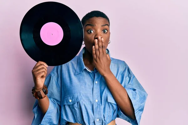 Jovem Afro Americana Segurando Disco Vinil Cobrindo Boca Com Mão — Fotografia de Stock