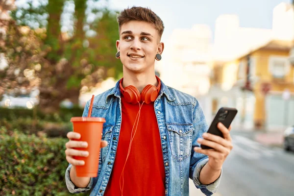 Jovem Caucasiano Cara Bebendo Refrigerante Usando Smartphone Cidade — Fotografia de Stock