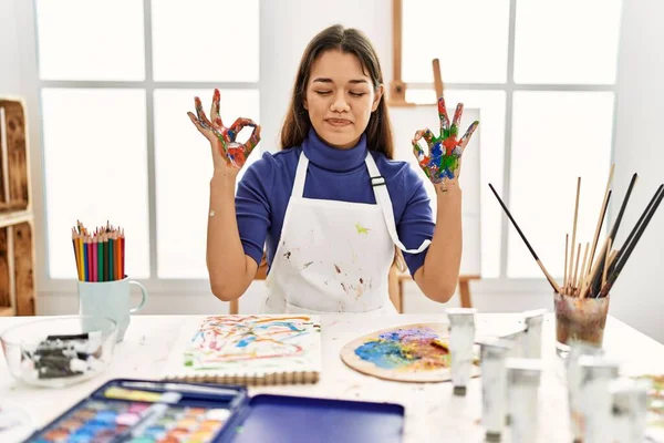 스튜디오에 여자는 색칠을 긴장을 미소를 지으며 손가락으로 명상을 — 스톡 사진