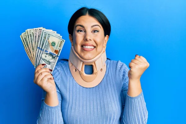 Beautiful Brunette Woman Wearing Cervical Collar Holding Insurance Money Screaming — Stock Photo, Image