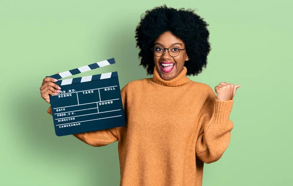 Jeune Femme Afro Américaine Tenant Film Vidéo Clapboard Pointant Pouce — Photo