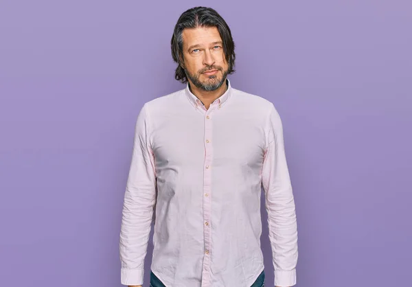Średnim Wieku Przystojny Mężczyzna Koszuli Biznesowej Zrelaksowany Poważnym Wyrazem Twarzy — Zdjęcie stockowe