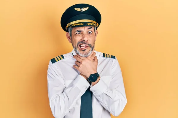 Pohledný Muž Středního Věku Šedivými Vlasy Uniformě Pilota Letadla Křičí — Stock fotografie