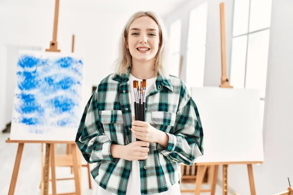 Jovem Artista Estudante Menina Sorrindo Feliz Segurando Pincéis Estúdio Arte — Fotografia de Stock