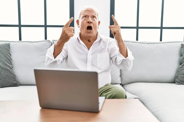 Hombre Mayor Usando Portátil Casa Sentado Sofá Sorprendido Sorprendido Mirando — Foto de Stock