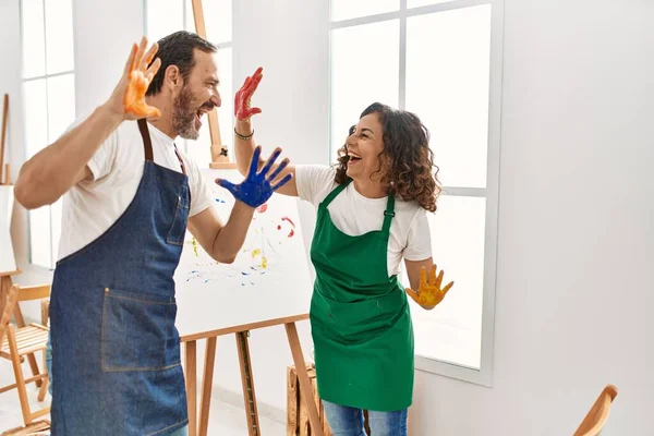 Due Studenti Mezza Età Sorridenti Felici Giocando Con Mani Vernice — Foto Stock