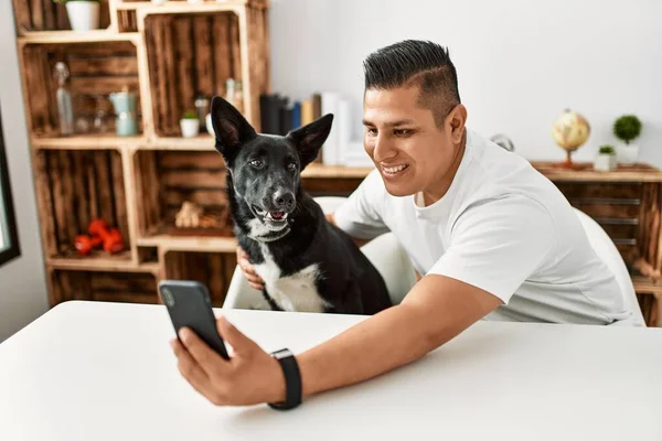 Jovem Hispânico Homem Fazer Selfie Pelo Smartphone Sentado Mesa Com — Fotografia de Stock