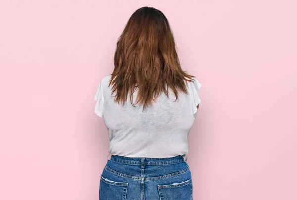 Jeune Femme Taille Portant Casual Shirt Blanc Debout Vers Arrière — Photo