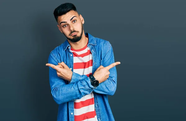 Joven Hombre Hispano Con Barba Con Chaqueta Vaquera Casual Apuntando —  Fotos de Stock