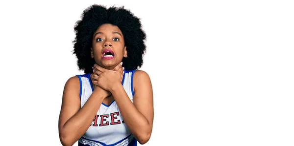 Giovane Donna Afroamericana Uniforme Cheerleader Che Grida Soffoca Perché Strangola — Foto Stock