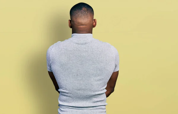 Junger Schwarzer Mann Lässigem Shirt Steht Rückwärts Und Blickt Mit — Stockfoto