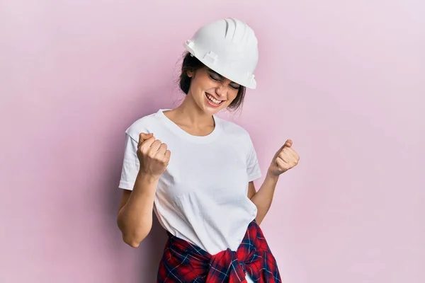 Beyaz Şapkalı Genç Bir Kadın Çok Mutlu Heyecanlı Kolları Havada — Stok fotoğraf