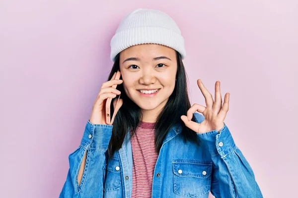 Young Chinese Girl Having Conversation Talking Smartphone Doing Sign Fingers — Stock Photo, Image