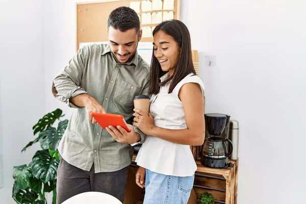 Dos Trabajadores Latinos Negocios Usando Touchpad Bebiendo Café Oficina — Foto de Stock