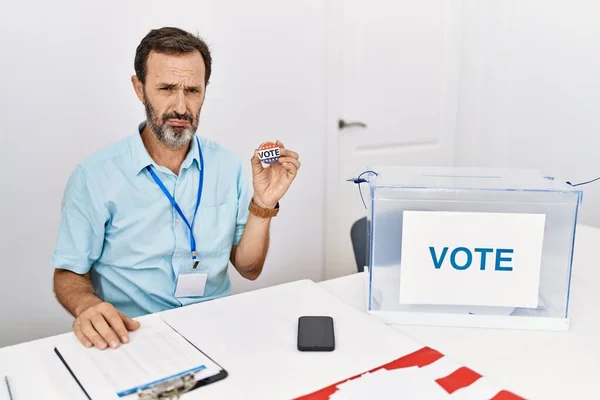 Muž Středního Věku Plnovousem Který Sedí Volebního Lístku Drží Hlasovací — Stock fotografie