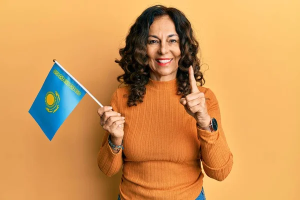 Hispánka Středního Věku Držící Kazachstánskou Vlajku Úsměvem Nápadem Nebo Otázkou — Stock fotografie