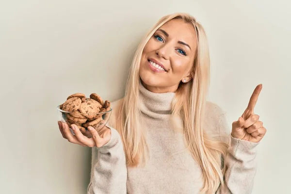 Ung Blond Kvinna Håller Skål Med Choklad Chips Kakor Ler — Stockfoto