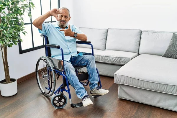 Bonito Homem Idoso Sentado Cadeira Rodas Sala Estar Sorrindo Fazendo — Fotografia de Stock