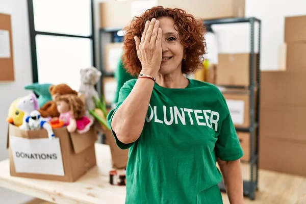 Bağışta Gönüllü Tişört Giyen Orta Yaşlı Bir Kadın Bir Gözünü — Stok fotoğraf