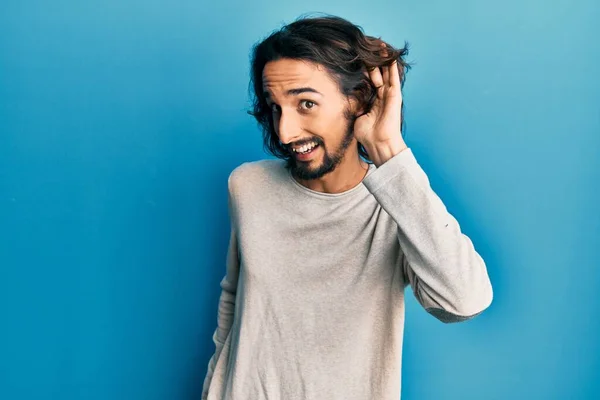 Junger Hispanischer Mann Lässiger Kleidung Lächelt Mit Der Hand Über — Stockfoto