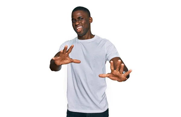 Joven Hombre Afroamericano Vistiendo Camiseta Blanca Casual Asustado Aterrorizado Con —  Fotos de Stock