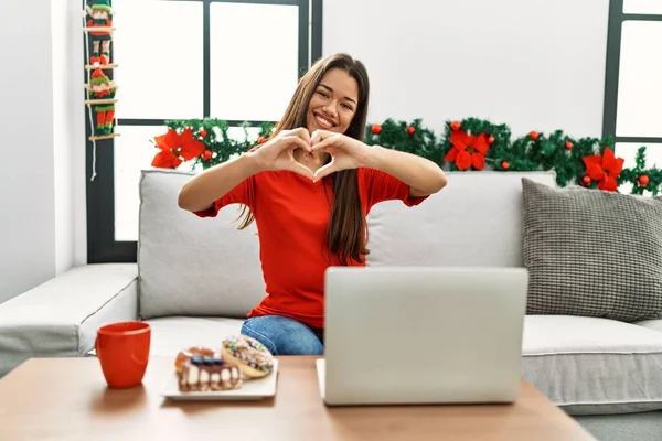 Jovem Morena Usando Laptop Sentado Sofá Natal Sorrindo Amor Fazendo — Fotografia de Stock