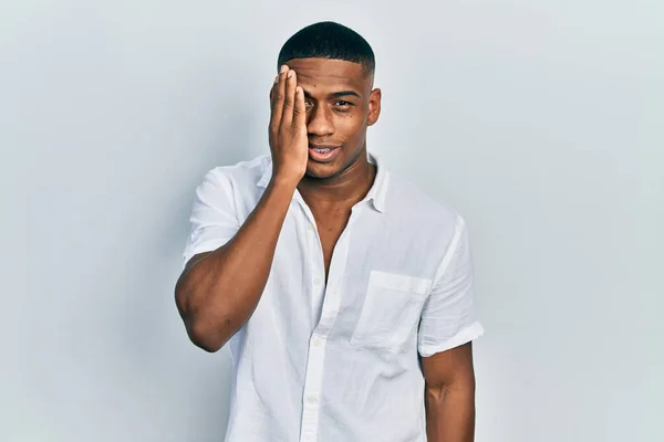 Joven Hombre Negro Con Camisa Blanca Casual Cubriendo Ojo Con —  Fotos de Stock