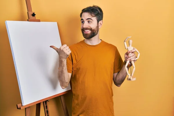 Hombre Caucásico Con Barba Pie Por Pintor Caballete Pie Sosteniendo — Foto de Stock