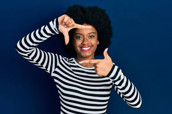 Νεαρή Αφροαμερικανή Γυναίκα Που Φοράει Καθημερινά Ρούχα Χαμογελώντας Κάνοντας Κορνίζα — Φωτογραφία Αρχείου