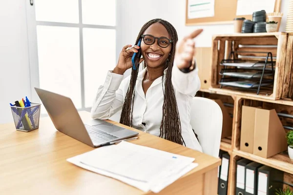 Femme Noire Avec Des Tresses Travaillant Bureau Parlant Téléphone Souriant — Photo