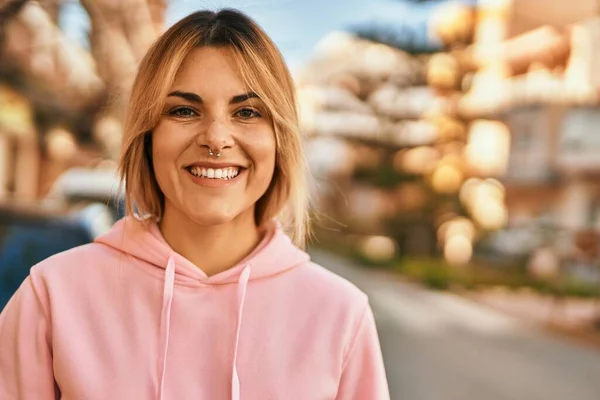 Jong Blond Sportief Meisje Glimlachen Gelukkig Staan Stad — Stockfoto