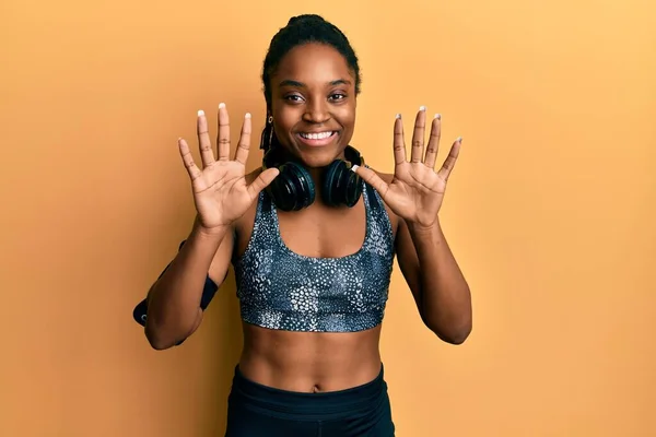 Mujer Afroamericana Con Cabello Trenzado Usando Ropa Deportiva Brazalete Mostrando —  Fotos de Stock