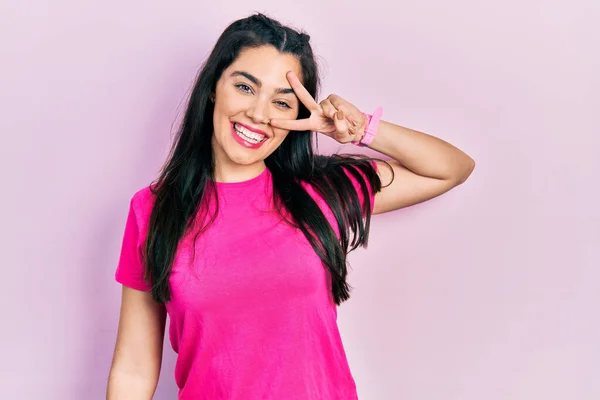 Fiatal Spanyol Lány Visel Alkalmi Rózsaszín Póló Csinál Béke Szimbólum — Stock Fotó
