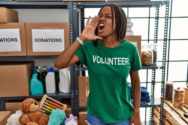 Bağışlarda Gönüllü Tişört Giyen Afro Amerikalı Genç Bir Kadın Ele — Stok fotoğraf