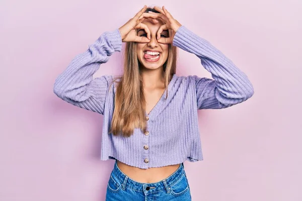 Mulher Hispânica Bonita Vestindo Camisa Casual Fazendo Gesto Como Binóculos — Fotografia de Stock