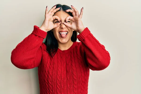 Beautiful Brunette Woman Wearing Wool Winter Sweater Doing Gesture Binoculars — Stock Photo, Image