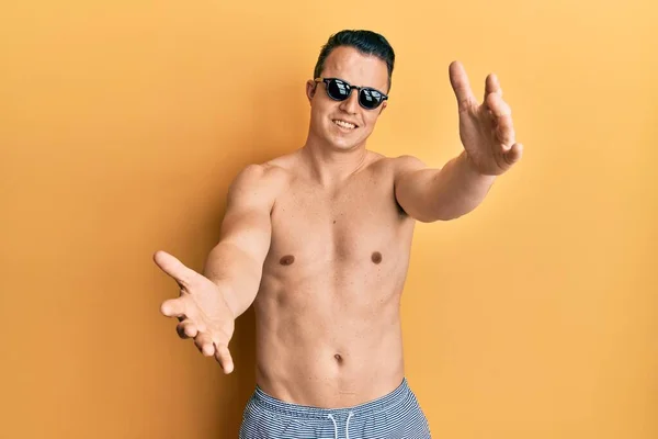 Joven Guapo Con Traje Baño Gafas Sol Mirando Cámara Sonriendo — Foto de Stock