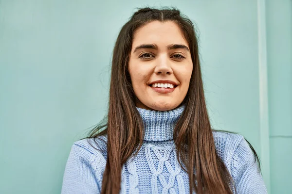 Joven Chica Hispana Sonriendo Feliz Pie Ciudad —  Fotos de Stock