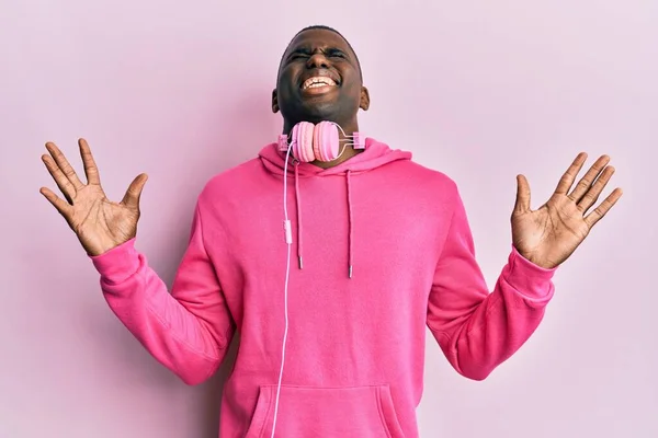 Hombre Afroamericano Joven Que Usa Ropa Gimnasio Usa Auriculares Celebrando — Foto de Stock