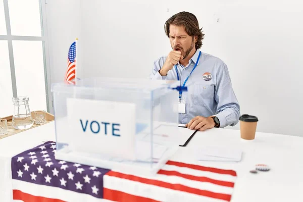 一位英俊的中年男子坐在投票站里 感到身体不适 这是感冒或支气管炎的症状 保健概念 — 图库照片