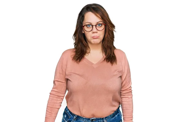 Jovem Mulher Size Vestindo Roupas Casuais Óculos Deprimidos Preocupar Com — Fotografia de Stock