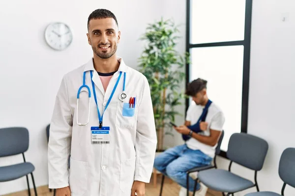 Spaanstalige Arts Wachtkamer Met Fopspeen Met Armletsel Die Positief Gelukkig — Stockfoto