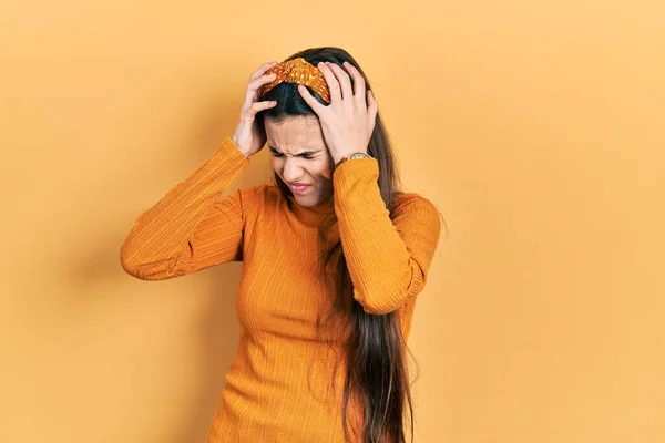 Genç Esmer Kız Gündelik Sarı Süveter Giyiyor Baş Ağrısı Stres — Stok fotoğraf