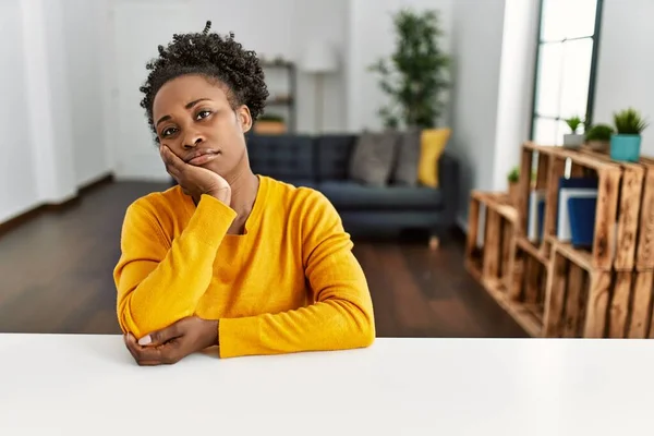 Mujer Afroamericana Joven Con Ropa Casual Sentada Mesa Casa Pensando —  Fotos de Stock