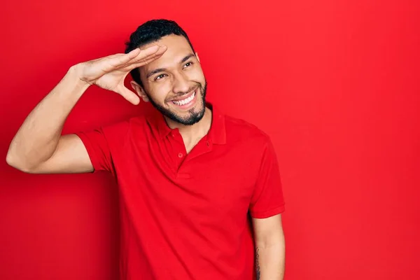Hispanic Man Med Skägg Bär Casual Röd Shirt Mycket Glad — Stockfoto
